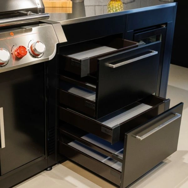 Bucatarie exterioara BBQ Kitchen cu sertare culisante deschise.